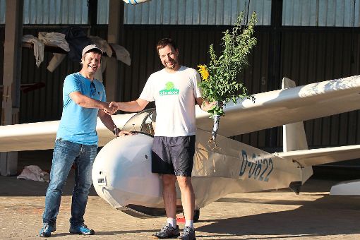 Fluglehrer Alexander Wiestler (links) gratuliert Fabricio Faccini mit einem Strauß Brennnesseln zum Alleinflug.  Foto: Verein
