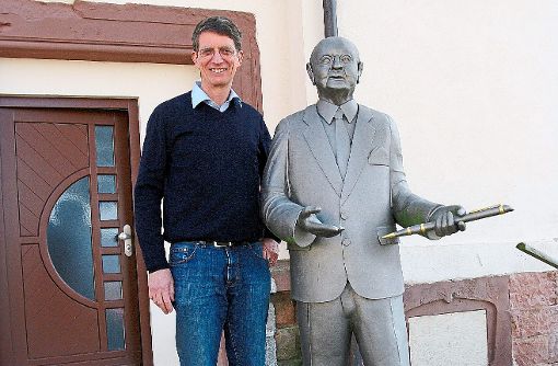 Schneider mit Fritz-Ullmann-Statue Foto: Reinhard Foto: Schwarzwälder-Bote