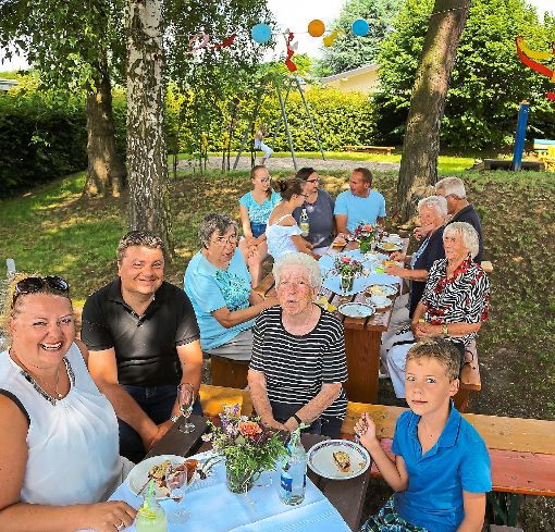 Gemeinsam auf dem Spielplatz: Viele Mühlenpfad-Bewohner waren zum Sommerfest gekommen.  Foto: Decoux-Kone