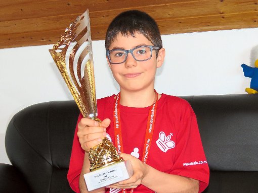 Stolz zeigt Ioan Trifan seinen Pokal. Der Schüler hat die deutsche Schach-Meisterschaft der unter Zwölfjährigen gewonnen.  Foto: Bohnert-Seidel Foto: Lahrer Zeitung