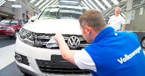 Während VW sein Image poliert, drohen dem Konzern tausende von Klagen durch eine Lahrer Anwaltskanzlei.   Foto: Symbol: Lübke