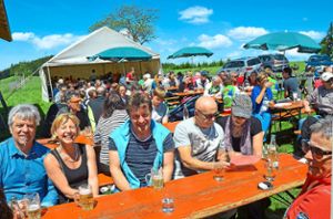 Schönes Wetter, ein kühles Bier und gute Gesellschaft – so kann man es auf dem Fest der Schweighausener Musiker aushalten.   Foto: Dach