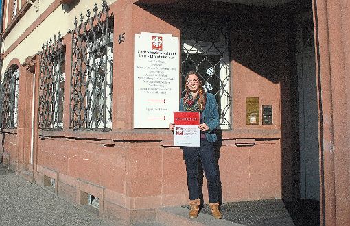 Katharina Beck, Leiterin der sozialen Dienste,   vor dem bisherigen Caritashaus in der Kaiserstraße Foto: Haid Foto: Lahrer Zeitung
