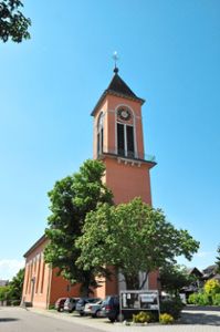 Drei Strahler, so der Plan, sollen den Altenheimer Kirchturm erleuchten lassen.  Foto: Vichra