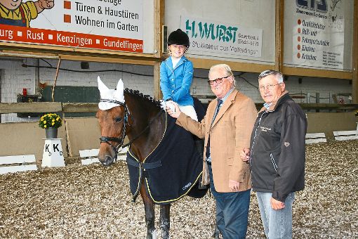 Als Preis für ihr faires Verhalten hat Jara Krieg (von links) aus Ichenheim von Hans-Jürgen Schnebel und Martin Frenk eine Pferde-Decke bekommen.   Foto: Fink