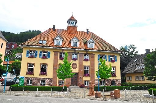 Cusumano-Schmieder Hausach wird die Malerarbeiten am Oberwolfacher Rathaus erledigen.  Foto: Steitz Foto: Schwarzwälder-Bote