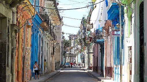 Eine sehr typische Straße auf Kuba, geprägt durch die Fassaden der einst prachtvollen Häuser aus der spanischen Kolonialzeit: Im Zuge der Öffnung Kubas und des wichtiger werdenden Tourismus werden die Häuser heute teilweise renoviert. Foto: Wieland