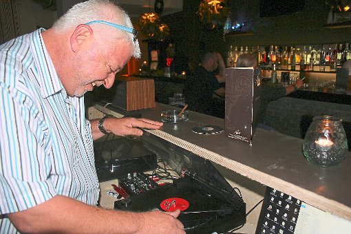 DJ Andy hatte sichtlich Spaß daran, die alten Schätze der Gäste auf den Plattentellern kreisen zu lassen. Foto: Masson Foto: Lahrer Zeitung