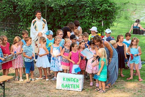 Die Ruster Schulanfänger feierten im Naturwandelgarten.  Foto: Gemeinde