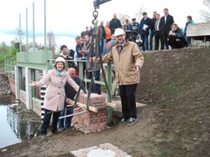 Regierungspräsidentin Bärbel Schäfer  und Bürgermeister Wolfgang Brucker beim Setzen eines historischen Hochwassersteins in Schwanau im April 2016 Foto: Regierungspräsidium