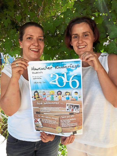 Elisabeth Schmider (links) und Kerstin Harter mit dem Plakat, das für das Fest wirbt. Foto: Privat Foto: Schwarzwälder-Bote