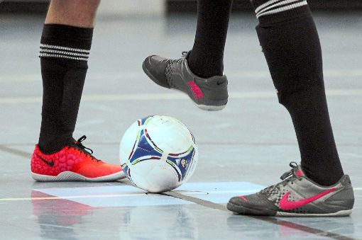 Der Ball beim Futsal ist vom Umfang her kleiner als beim Fußball, außerdem hat er relativ wenig Druck. Foto: Archiv: Heck