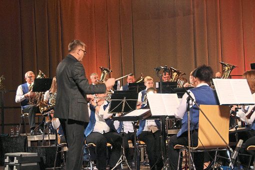 Dirigent Roland Gutbrod hatte mit seinen Musikern einmal mehr ein anspruchsvolles und unterhaltsames Programm einstudiert.  Foto: Lehmann