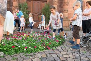 Im Rahmen des Kindergottesdienstes durften die Kleinsten selbst einen Blumenteppich in Schuttern gestalten.  Foto: Bohnert-Seidel