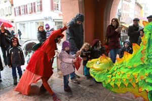 Keine Angst vor de Drachen Onil hatten die jungen Besucher der Puppen-Parade. Foto: Haberer