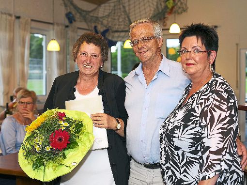 Helga Kubina (links) und Manfred Uhl wuren von Monika Schmidt für 40 Jahre Treue geehrt.  Foto: Kiryakova