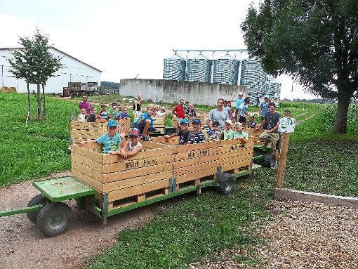 Die Kinder stiegen gerne in den Apfelwagen, um zu den Stallungen der Schweine und Kühe zu fahren.  Foto: Fink