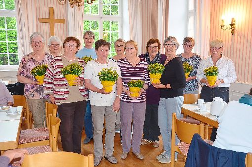 Seit 15 Jahren bieten die ehrenamtlichen Kuchenbäckerinnen aus Wittenweier an jedem ersten Sonntag im Monat ein Café im Pfarrhaus an. Die Einnahmen werden gespendet.  Foto: Bühler