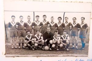 Die Meistermannschaft der Saison 1955/56 gehört zu den Legenden des SC Friesenheim. Dessen 90-jährige Geschichte ist reich an Auf- und Abstiegen. Geblieben ist dem Verein die hervorragende Förderung der Jugend. Foto: privat