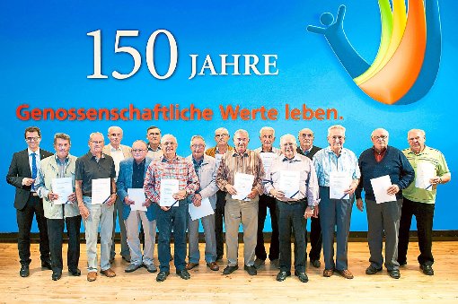 Zahlreiche Ehrungen für 40-, 50- und 60-jährige Mitgliedschaft gab es bei der Versammlung der Volksbank in Ettenheim. Foto: Volksbank Foto: Lahrer Zeitung