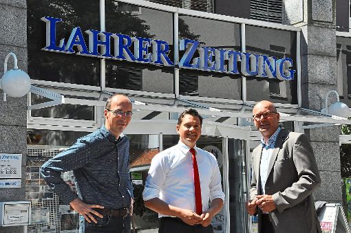 Johannes Fechner (Mitte) mit den LZ-Redakteuren Herbert Schabel (links) und Jörg Braun  Foto: Achnitz