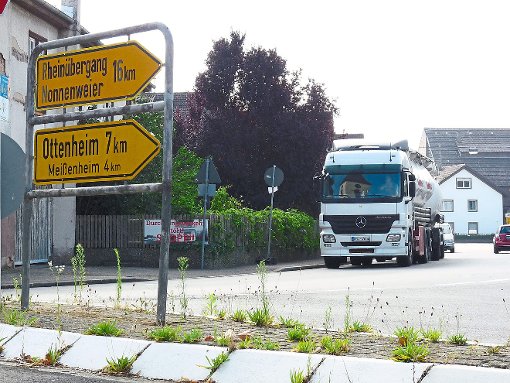 Der Durchfahrtsverkehr der Lastwagen belastet die Anwohner  in Neuried. Einige von ihnen fordern ein Verbot. Foto: Forth Foto: Lahrer Zeitung