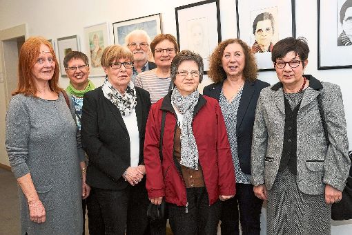 Unter der Leitung von Karin Wohlrabe (links) haben die Mitglieder der VHS-Malgruppe Selbstporträts geschaffen. Die Ergebnisse sind bei der Volkshochschule zu sehen.  Foto: Breuer