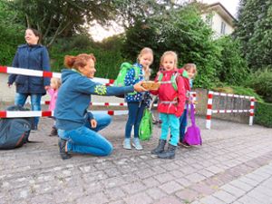 Lehrerin Carmen Engelhardt empfängt in Heiligenzell Kinder vor der Grundschule. Foto: Bohnert-Seidel Foto: Lahrer Zeitung