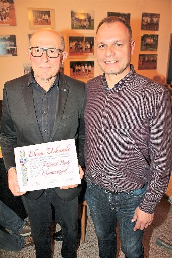 Harald Koch (rechts) folgte auf Heinrich Bueb als Vorsitzender und ernannte ihn zum Ehrenmitglied des TV.   Foto: Schnabl