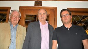 Vorsitzender Klaus Rein (von links) ehrte Wolfgang Fuchs für 50 Jahre und Stefan Zeiser für 40 Jahre Treue.  Foto: Schnabl Foto: Lahrer Zeitung