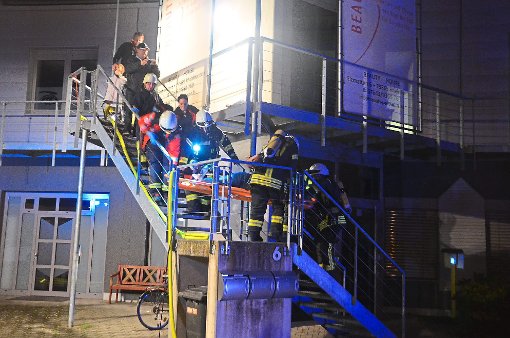 Eine Person galt es, über die Rettungstreppe auf einer Trage in Sicherheit zu bringen.  Foto: Meier Foto: Lahrer Zeitung