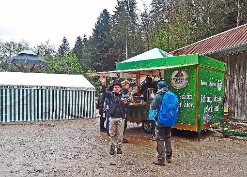 Die Hexengilde bewirtete die Gäste trotz Dauerregens am Montag, 1. Mai, auf dem Hexenplatz im Frohnbach.    Foto: Haas