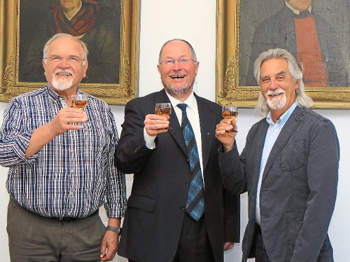 Ortsvorsteher Gerold Eichhorn (links), Pfarrer Rainer Janus (Mitte) und Helmut Britsch freuen sich auf die Weinprobe.   Foto: cbs