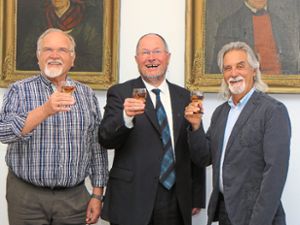 Ortsvorsteher Gerold Eichhorn (links), Pfarrer Rainer Janus (Mitte) und Helmut Britsch freuen sich auf die Weinprobe.   Foto: cbs