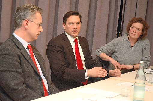 Chefarzt Leonhard Mohr (von links), Johannes Fechner und Pfarrerin Barbara Kündiger diskutierten über Sterbehilfe.   Foto: Haid Foto: Lahrer Zeitung