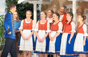 Die hübschen und heiratswilligen Mädchen von Poplaka stellen sich musikalisch dem falschen Grafen (Dominik Schätzle) vor.Foto: Dach Foto: Lahrer Zeitung