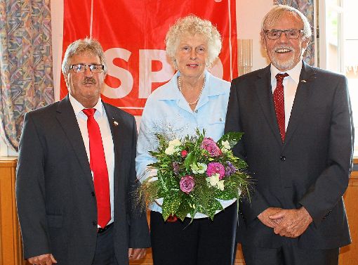 Edgar Hauser, Vorsitzender des SPD-Ortsvereins (links), ehrte Alfred Bühler für 50 Jahre Mitgliedschaft bei der SPD, für seine Frau Bärbel gab’s einen Blumenstrauß.   Foto: Mutz
