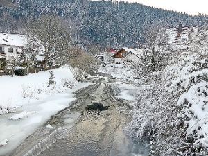 Kleines Rinnsal in der Wolf: In Oberwolfach lag in den vergangen Tagen viel Schnee und im Wolfbach bei der unteren Grünachbrücke war nur noch ein schmaler Streifen eisfrei. Foto: Haas Foto: Haas
