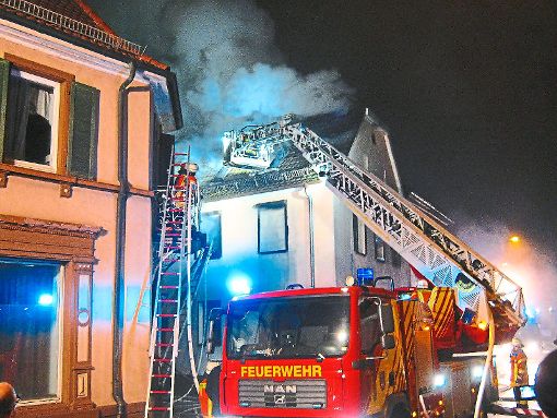 Ein Hausbrand in der Hauptstraße forderte die Kenzinger Feuerwehr. Foto: Feuerwehr Foto: Lahrer Zeitung