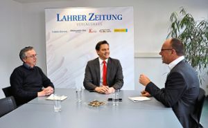 Johannes Fechner (Mitte) im Gespräch mit den Redakteuren Stefan Maier (links) und Jörg Braun  Foto: Achnitz