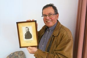 Ekkehard Klem mit einem Bild von Karl Friedrich von Drais, das in der Ortsverwaltung in Schuttern hängt.    Foto: Bohnert-Seidel