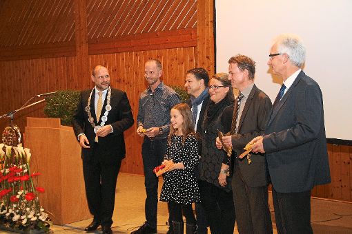 Bürgermeister Wolfgang Brucker (links) dankte den Personen, die am Entstehen des Imagefilms beteiligt waren.  Foto: Lehmann