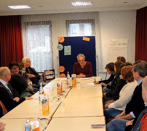 Der Infoabend des Asylhelferkreises um Koordinator Gerhard Schrempp (Mitte) stieß auf großes Interesse.  Foto: Jehle