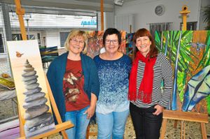 Birgitta Bahner (von links), Marina Oberle und Rosita Foellmer in ihrem Atelier in der Marktstraße  Foto: Schabel