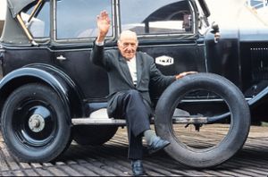 Der 100-jährige Taxifahrer Augusto Macedo mit seinem museumsreifen Oldsmobile  Foto: Glaudliz