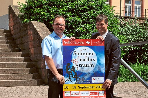 Freuen sich auf die Freilichtspiele: Bürgermeister Thomas Schäfer (links) und Ulrich Kleine, Vorstand des E-Werks. Foto: Jörger Foto: Lahrer Zeitung