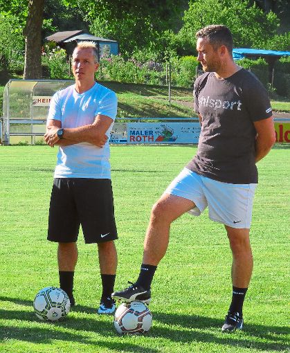 Trainer Kai des Fazio (links) und Co-Trainer Mathias Stehle hoffen auf einen guten Auftritt im Derby beim TuS Kinzigtal.   Foto: Hoffmann