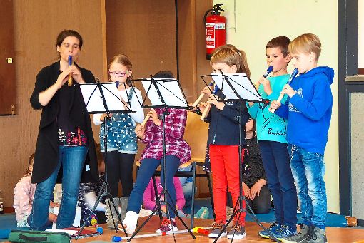 Heike Thoma, Kirnbacherin und Musiklehrerin an der Musikschule, spielte mit jungen Flötisten. Foto: Dorn