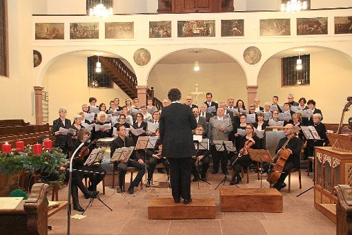 Trotz einiger krankheitsbedingter Ausfälle sorgte der Kirchenchor für Begeisterung beim Publikum.  Foto: Lehmann