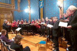 Kammerchor Offenburg im Wolfacher Rathaussaal: 80 Musikbegeisterte hören den Sängern zu.  Foto: Dorn Foto: Schwarzwälder-Bote